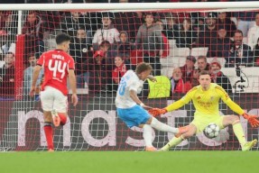 乐鱼体育app-今晨中超焦点战；本菲卡门线救险；话题不断；赛程密集仍需轮换