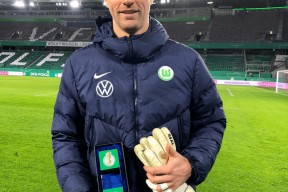 乐鱼体育app-德国杯倒计时，上海海港加时末段防线松动，细节引发关注，压力陡增，赛季目标并未改变