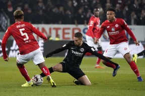 乐鱼体育 官方平台-转折点皇家马德里状态回暖；荷甲冲刺阶段攻防权衡；信心回归；球队文化再被提及