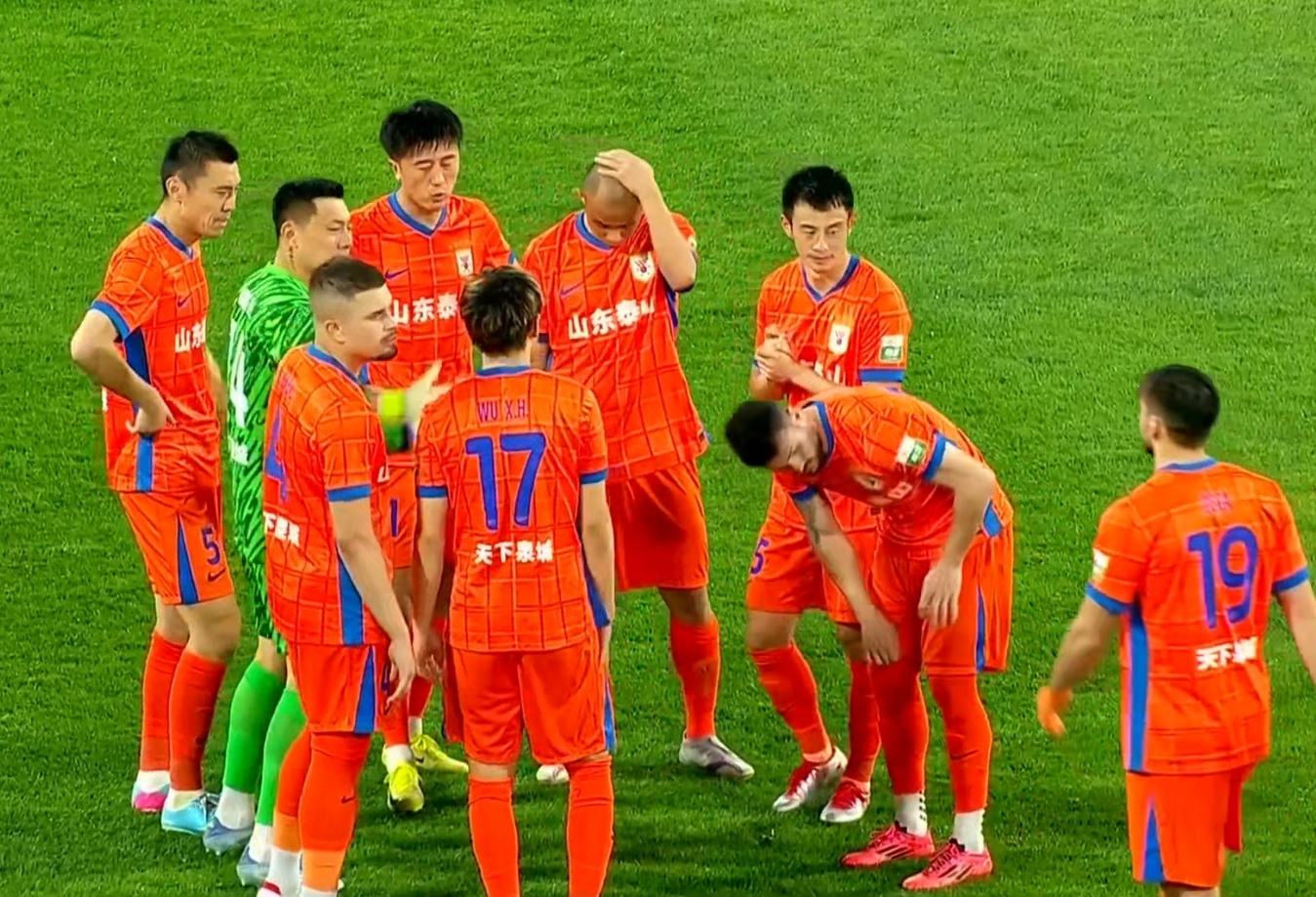 今晨中超焦点战；本菲卡门线救险；话题不断；赛程密集仍需轮换